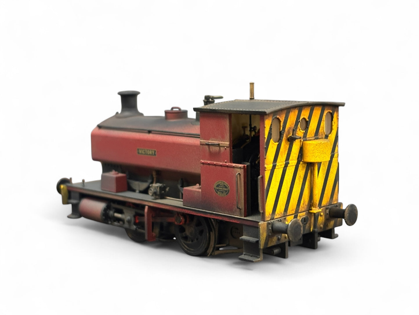 Accurascale - Andrew Barclay 0-4-0ST 14" Victory, Maroon, Wasp Stripes - Weathered