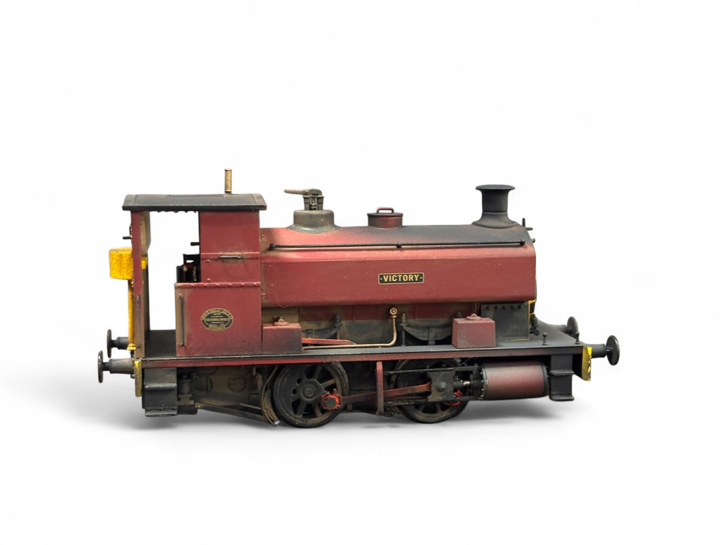 Accurascale - Andrew Barclay 0-4-0ST 14" Victory, Maroon, Wasp Stripes - Weathered