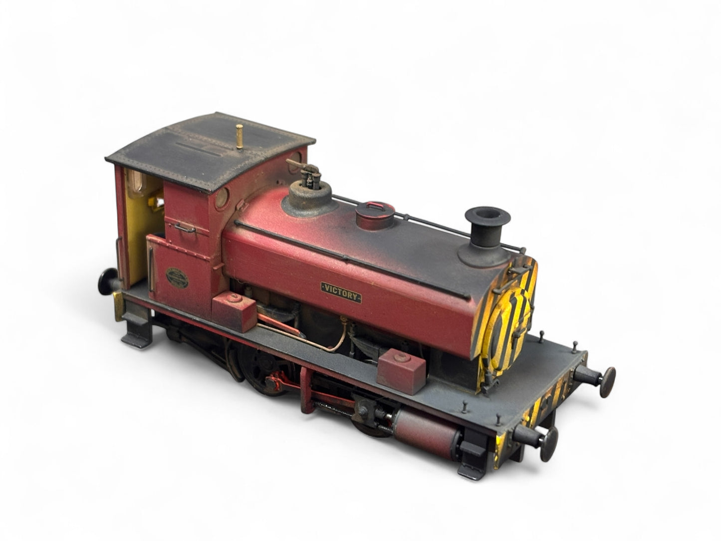 Accurascale - Andrew Barclay 0-4-0ST 14" Victory, Maroon, Wasp Stripes - Weathered
