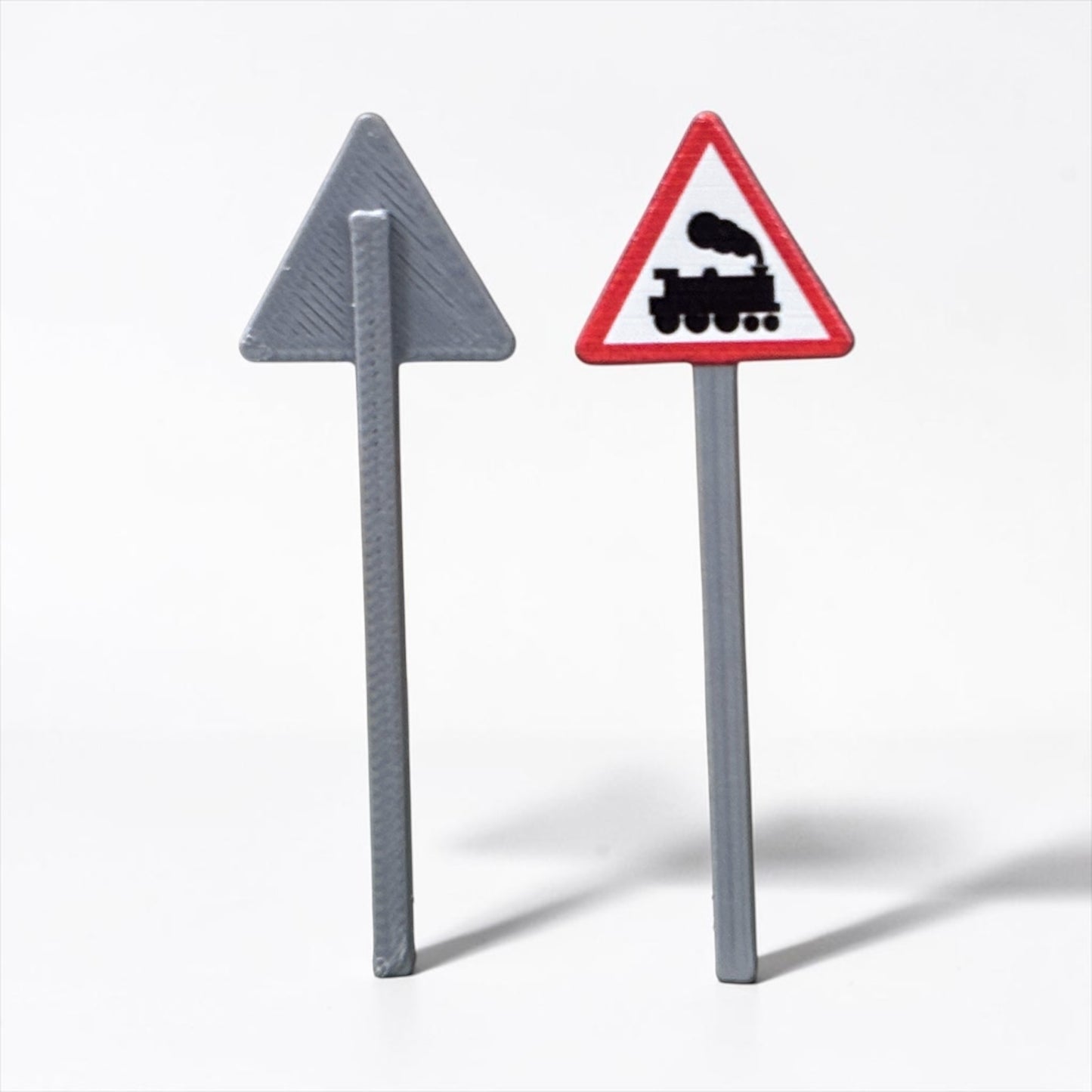 'Give Way' Triangular Road Sign - OO Gauge