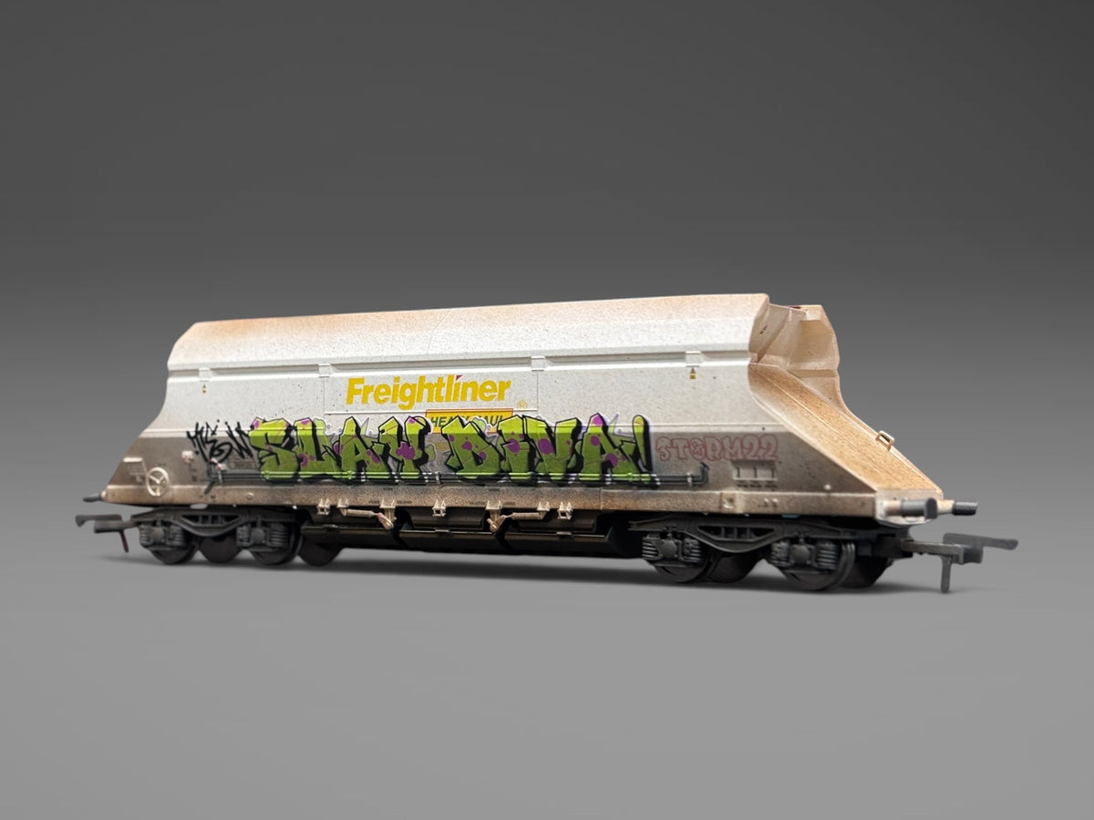Dapol Freightliner White Limestone Hopper (Early Build) 369025 - Graffiti & Weathered