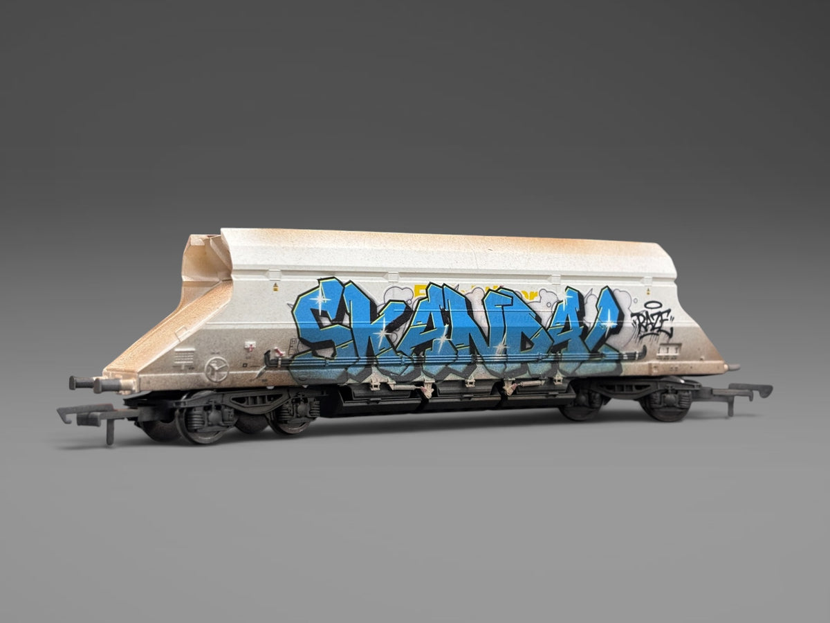 Dapol Freightliner White Limestone Hopper (Early Build) 369025 - Graffiti & Weathered