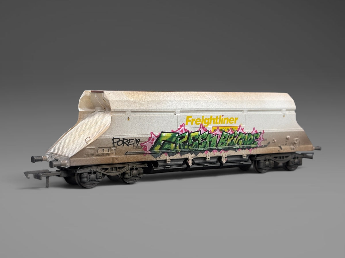 Dapol Freightliner White Limestone Hopper (Early Build) 369037 - Graffiti & Weathered