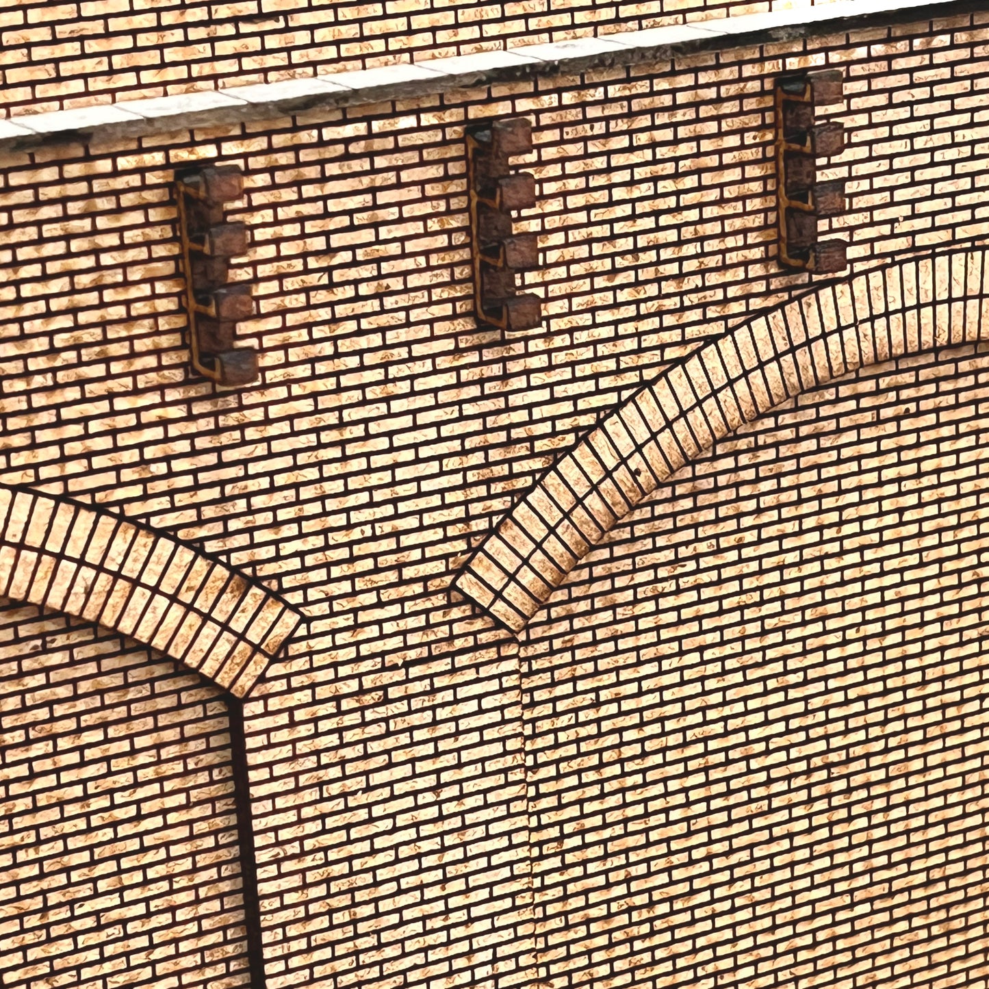 Low Relief Retaining Wall Arch Kit OO Gauge (3 Arch)