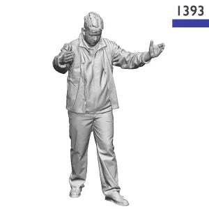 Modelu Worker pushing trolley (bib) 1/76