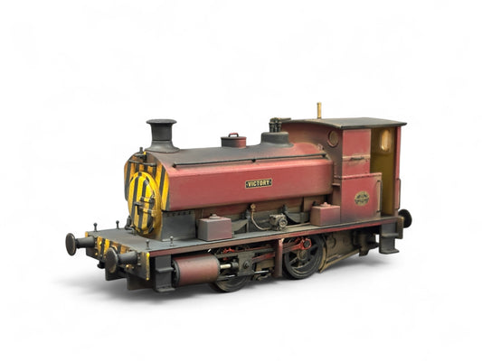 Accurascale - Andrew Barclay 0-4-0ST 14" Victory, Maroon, Wasp Stripes - Weathered