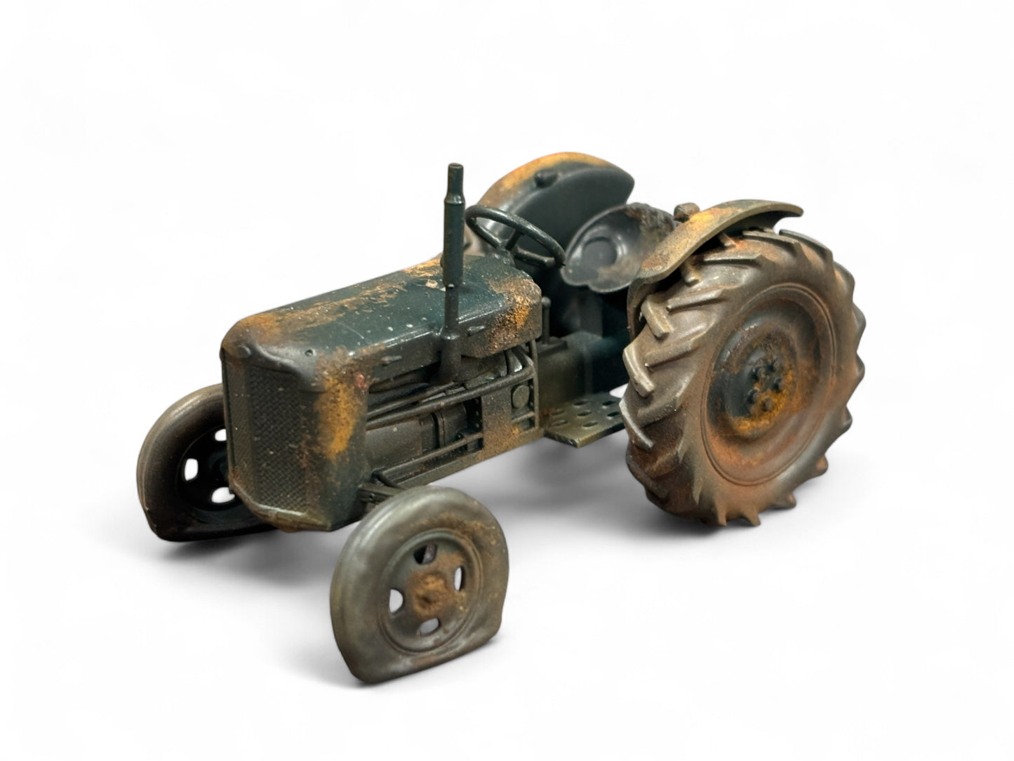 Fordson Tractor with flat Tyres - Green - O Gauge