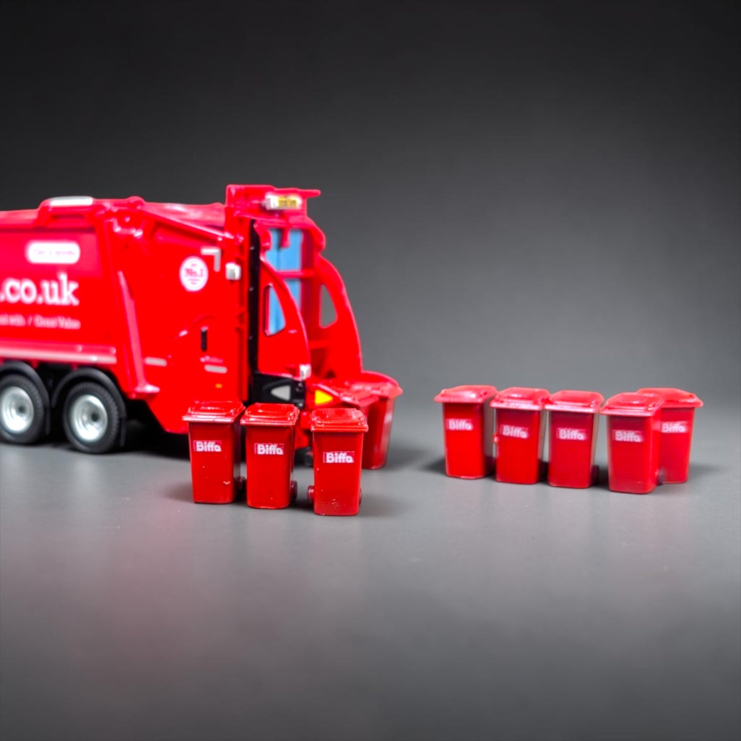 Wheelie Bins - Red Biffa - O Gauge