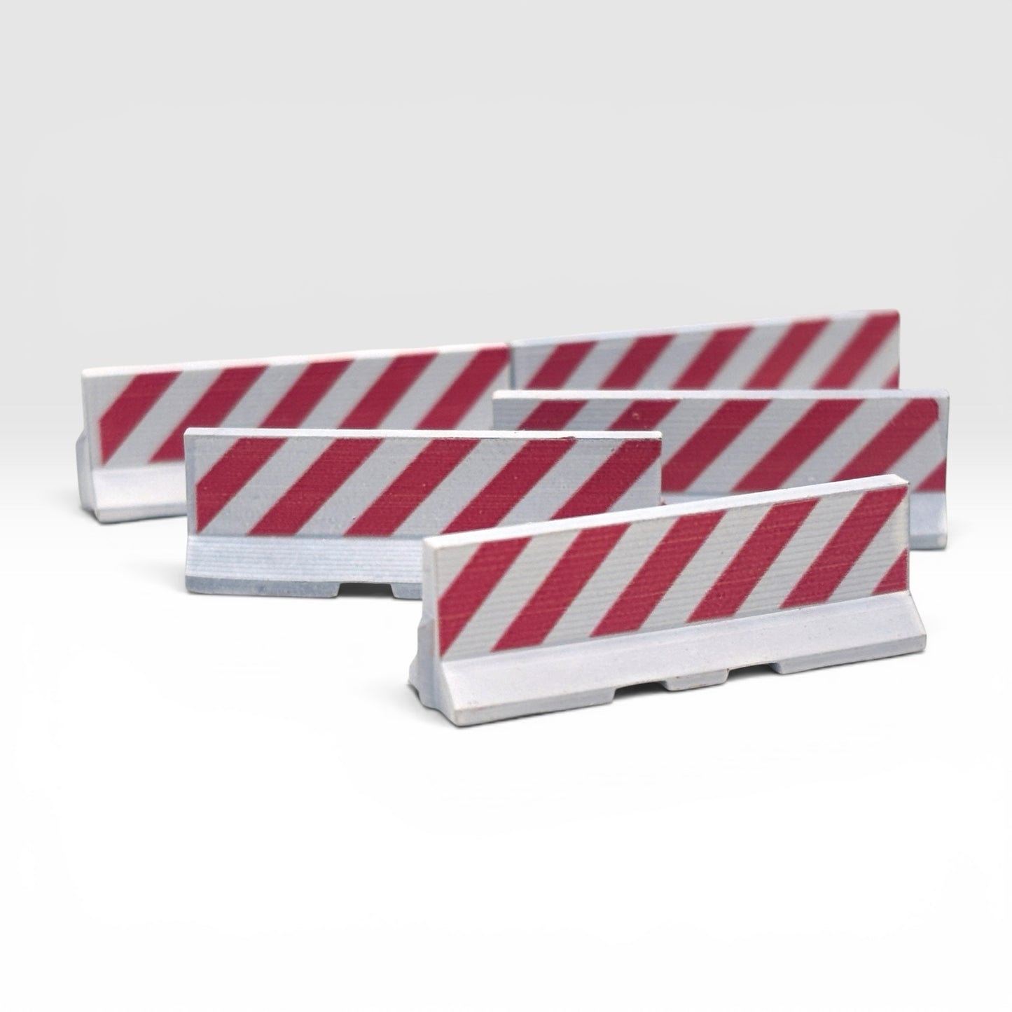 Concrete Jersey Barrier - White - with Chevrons - OO Gauge