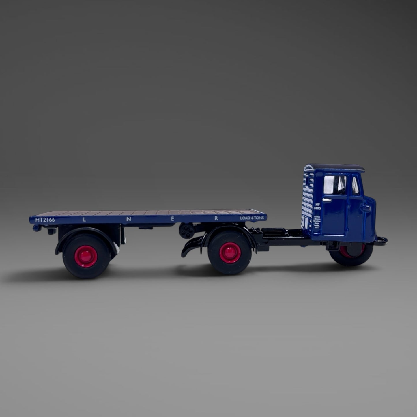 Oxford Diecast LNER Scammell Mechanical Horse Flatbed - 1:76 Scale