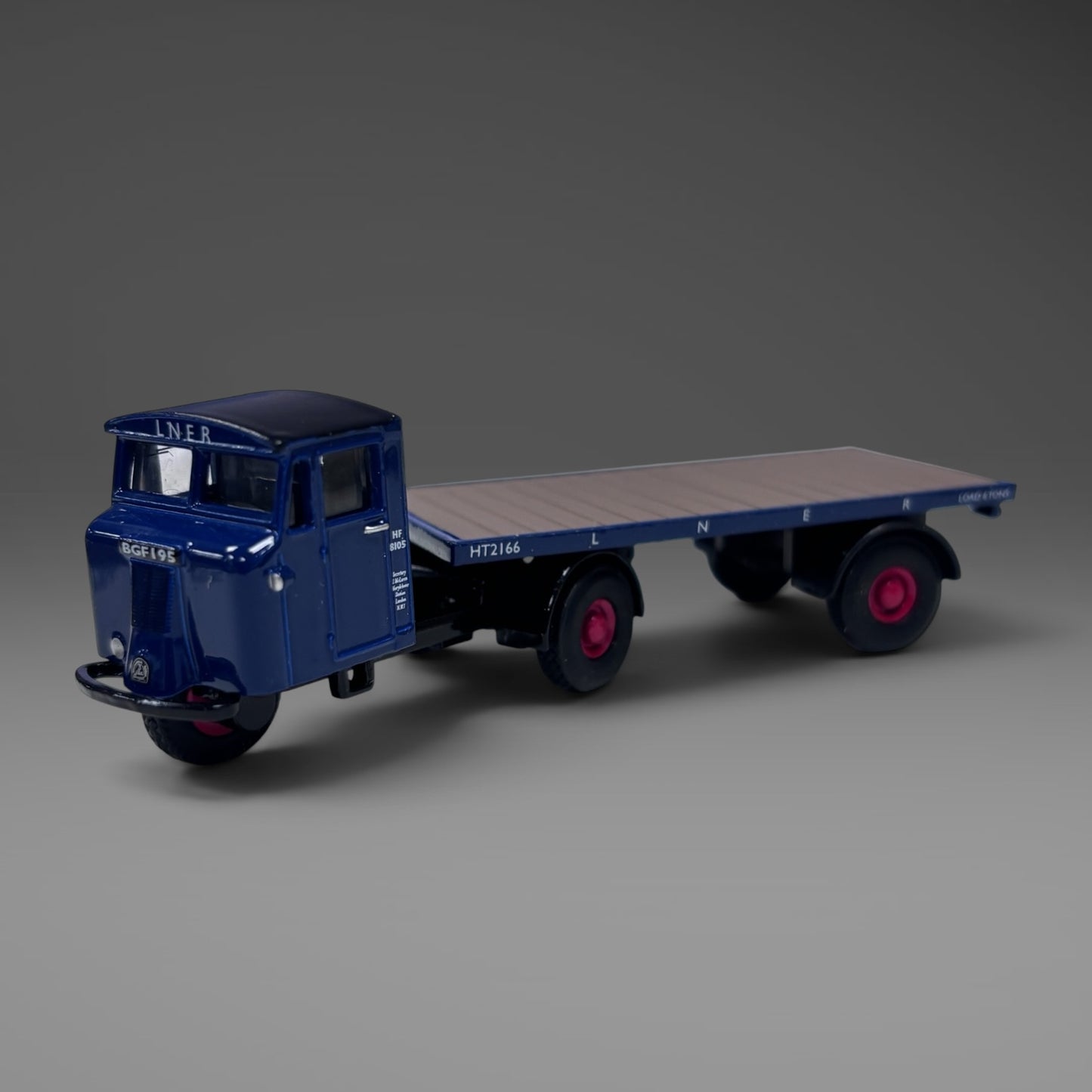 Oxford Diecast LNER Scammell Mechanical Horse Flatbed - 1:76 Scale