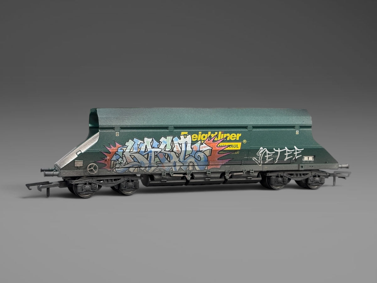 Dapol Freightliner Green Limestone Hopper (Early Build) 369009 - Graffiti & Weathered