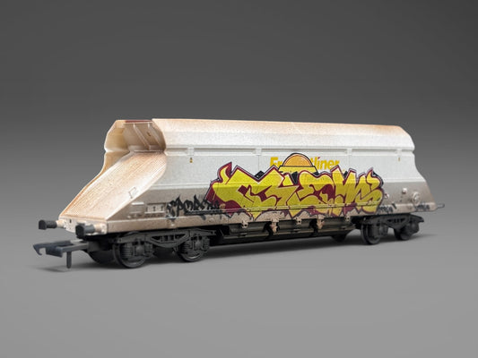 Dapol Freightliner White Limestone Hopper (Early Build) 369025 - Graffiti & Weathered