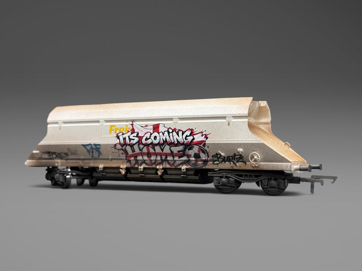 Dapol Freightliner White Limestone Hopper (Early Build) 369025 - Graffiti & Weathered