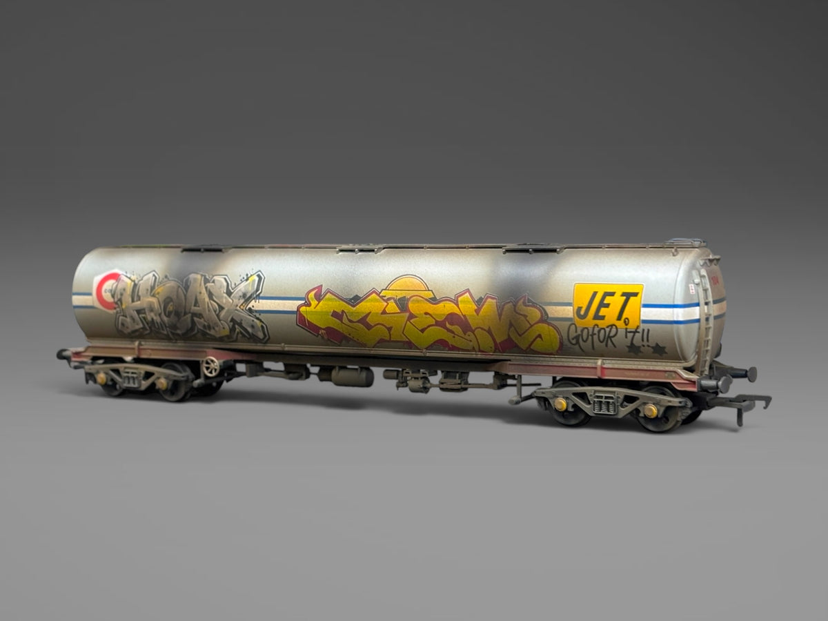Bachmann 100T TEA Class A Tank Wagon - Graffiti & Weathered