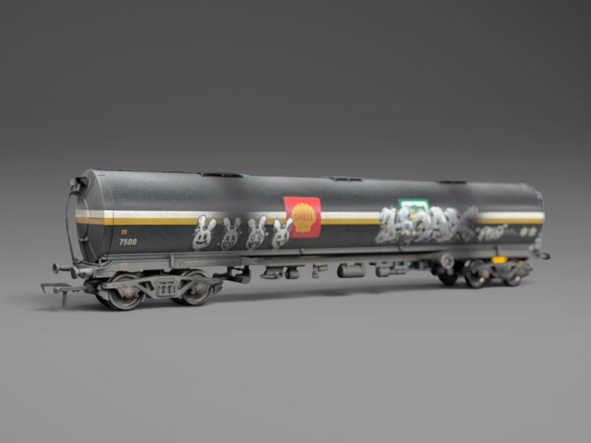 Bachmann 100T TEA Crude Oil Black Tank Wagon - Graffiti & Weathered