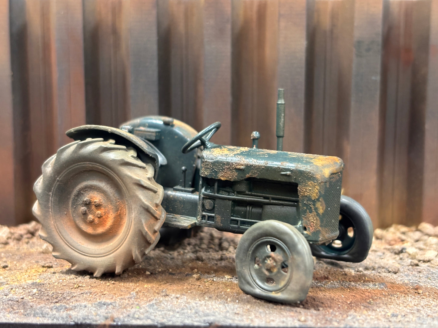 Fordson Tractor with flat Tyres - Green - O Gauge